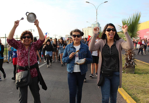 Elaboración
propia. Ana Marambio, ex presa política de Pisagua junto a su hija y nieta. 04 de noviembre de 2019,
Iquique, Chile.