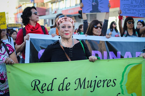 Elaboración propia. Gladys Oyanader, feminista y dirigenta
social emblemática, marcha “Día Internacional contra la Violencia contra la
Violencia hacia las Mujeres”. 25 de noviembre 2019, Iquique, Chile.