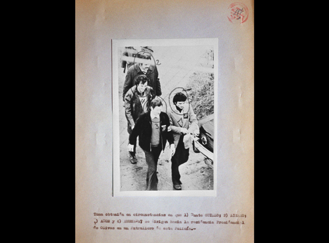  Jóvenes van a visitar al Gral. Juan Domingo Perón a la
residencia de Gaspar Campos, en su regreso al país después de 18 años de
exilio
