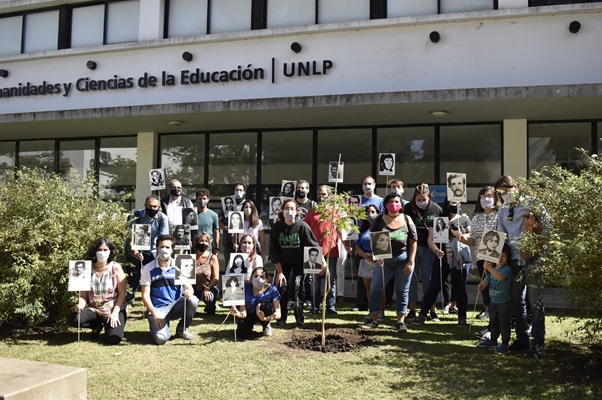 Imágenes 18 y 19: Campaña  “Plantemos Memoria”, Facultad de Humanidades y Ciencias de la Educación, UNLP,  Ensenada,  24 de marzo de 2021.  Fotografía: FaHCE.