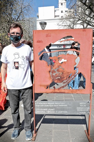 Rubén López junto a la escultura y placa inauguradas. 