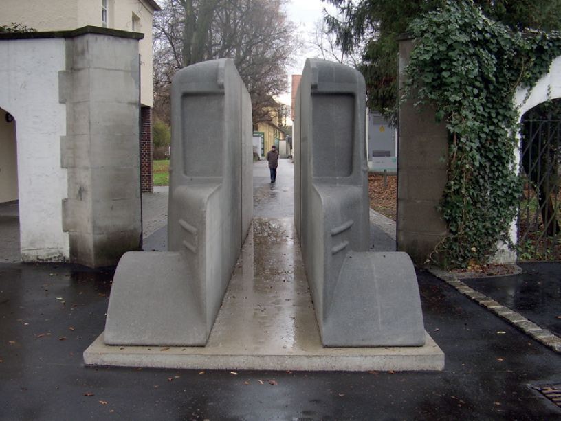 Monumento de los  autobuses grises (2006), Horst  Hoheisel y Andreas Knitz.