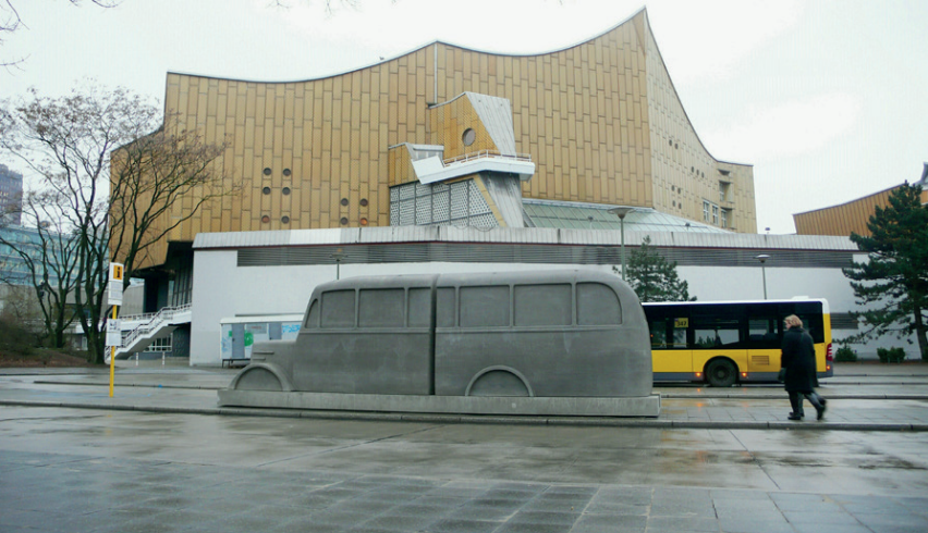 Monumento de los autobuses  grises en movimiento, Horst Hoheisel y Andreas Knitz