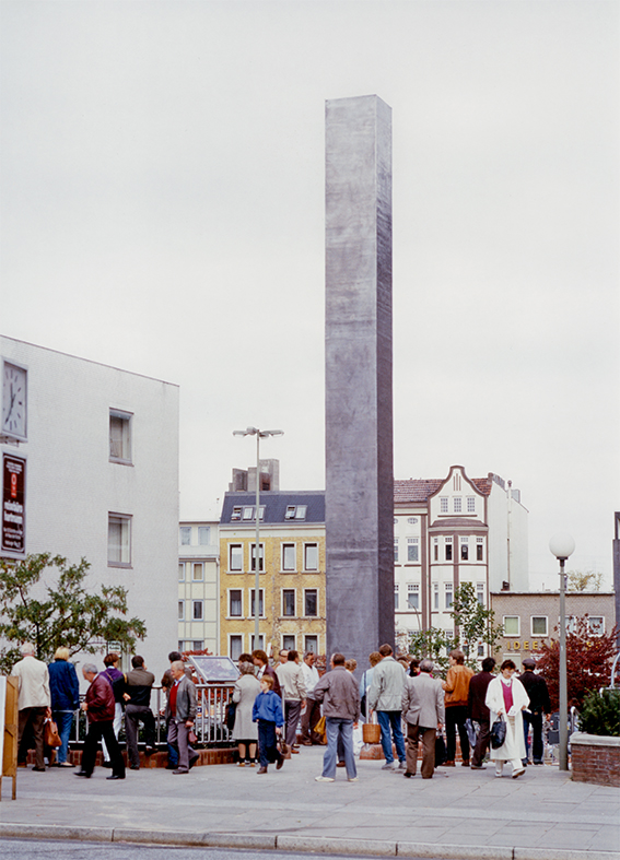 Monumento contra el fascismo (1986), Jochen Gerz y Esther  Shalev-Gerz.