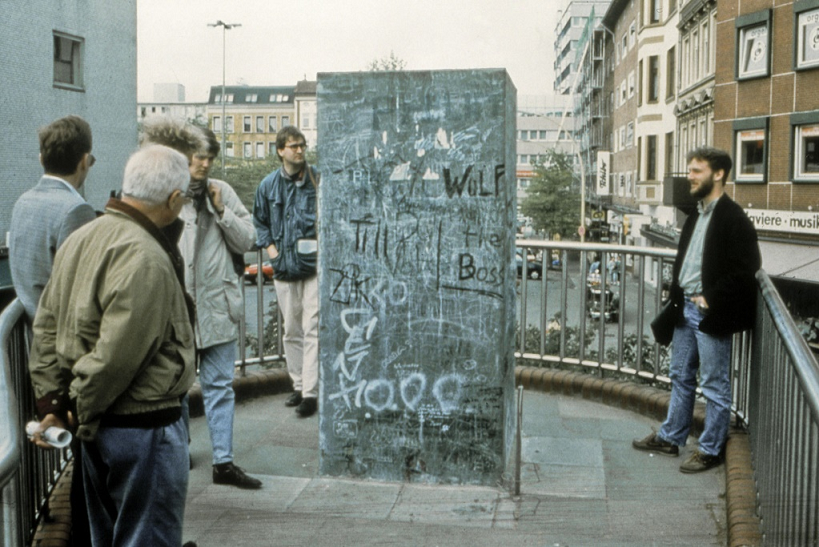 Monumento contra el  fascismo (1986), Jochen Gerz y Esther  Shalev-Gerz.