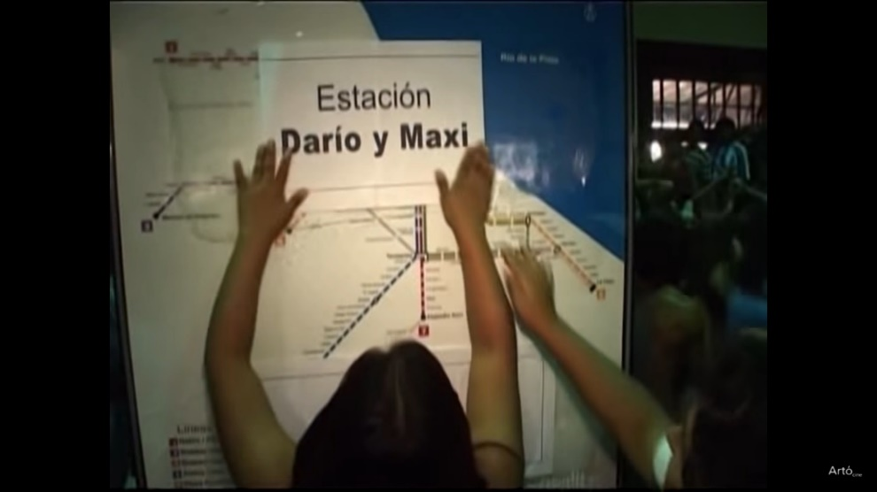 El 26 de marzo de 2004,  diferentes grupos piqueteros ingresan a la estación para renombrarla  Darío y Maxi
